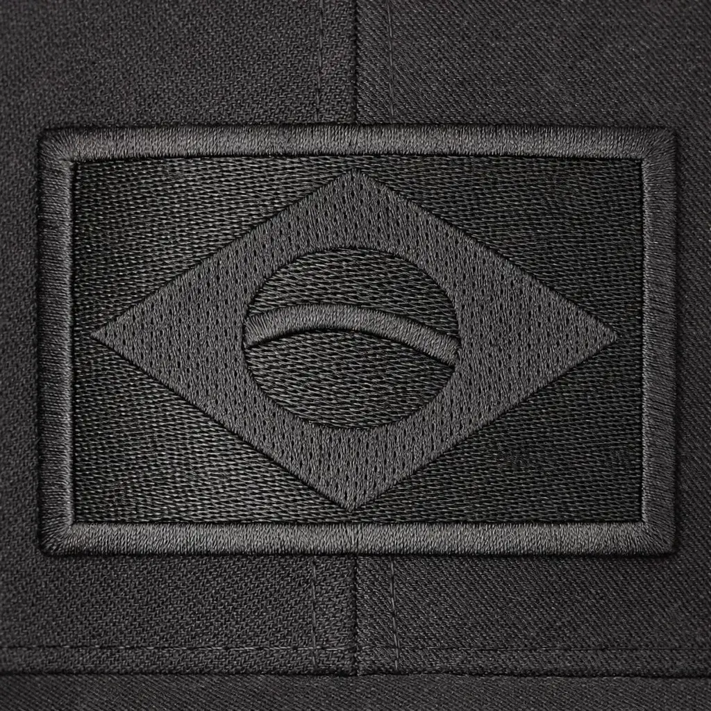 Detalhe da bandeira bordada em preto