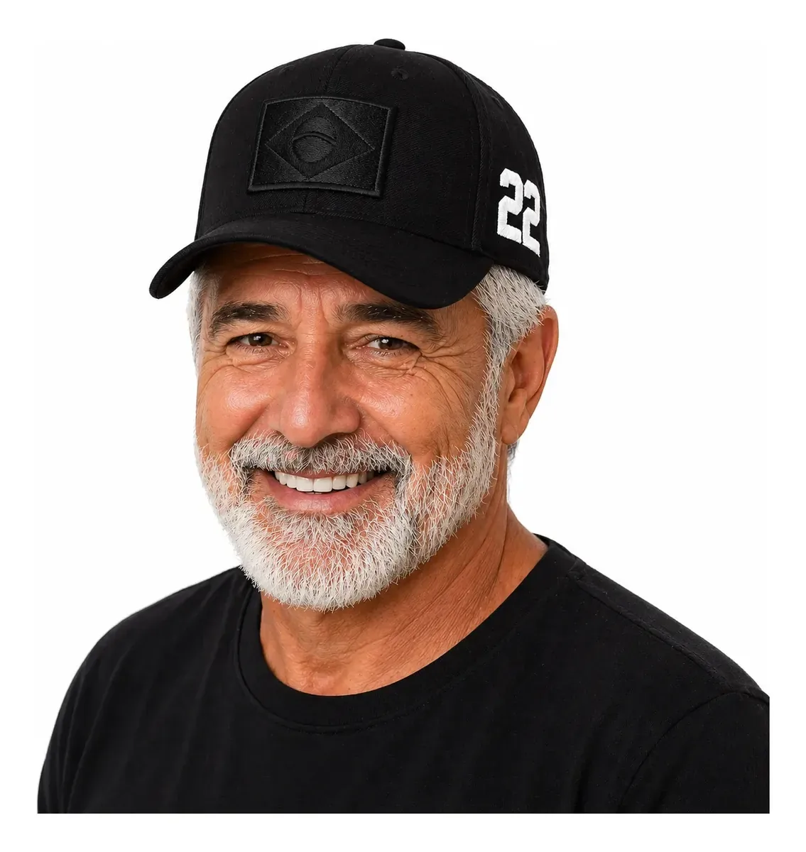Boné usado por modelo masculino